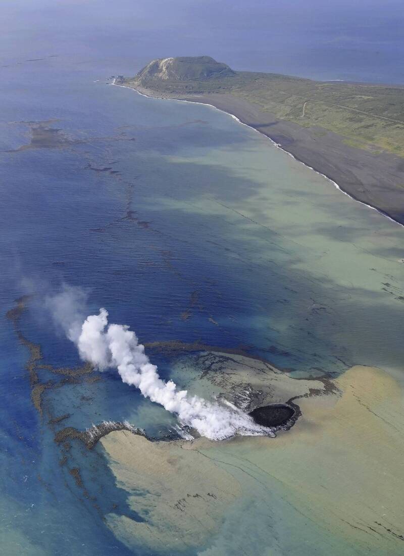 日本小笠原群島的硫磺島外海從10月下旬以來持續的火山噴發活動看似已停止，有關在該海域新形成的陸地，日本專家表示，「可能受到海浪侵蝕而逐漸縮小」。（美聯社）