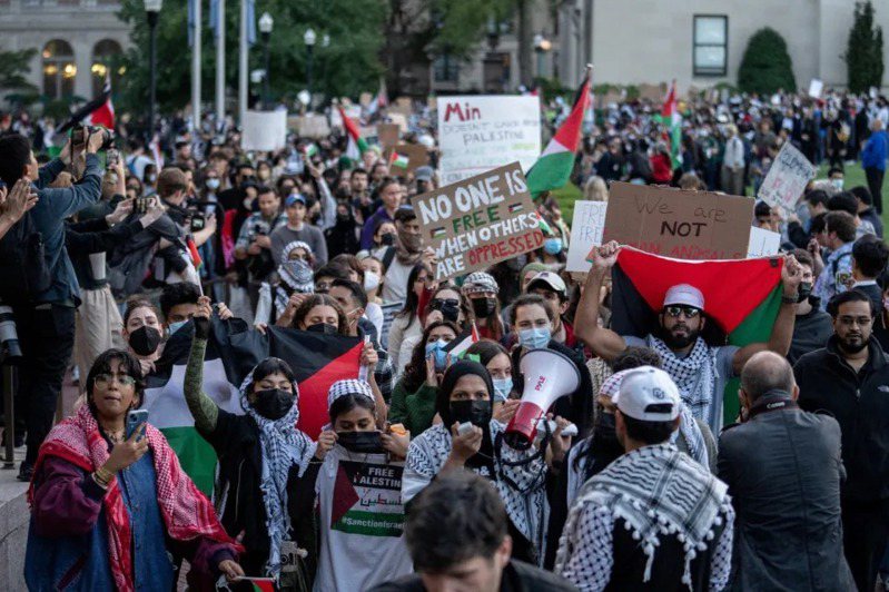 美國紐約市哥倫比亞大學親巴勒斯坦學生在校園遊行。路透社資料照