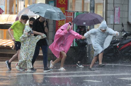 中央氣象署發布豪雨特報，東北風影響，今天基隆北海岸有局部大雨或豪雨，宜蘭地區及台北市山區有局部大雨發生的機率。影響時間至晚上。本報資料照片