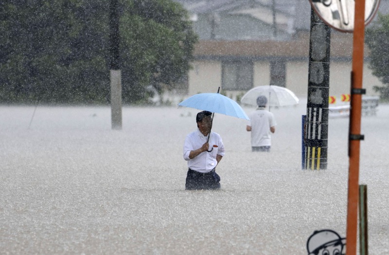 日本福岡縣久留米市今年7月豪雨成災，洪水淹沒道路。自2018年起，日本每年都發生致命的豪大雨。路透