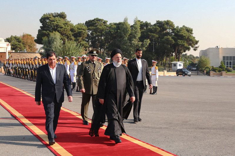 伊朗總統萊希（中）11日準備搭機前往沙烏地阿拉伯參與峰會；照片由伊朗總統府釋出。歐新社