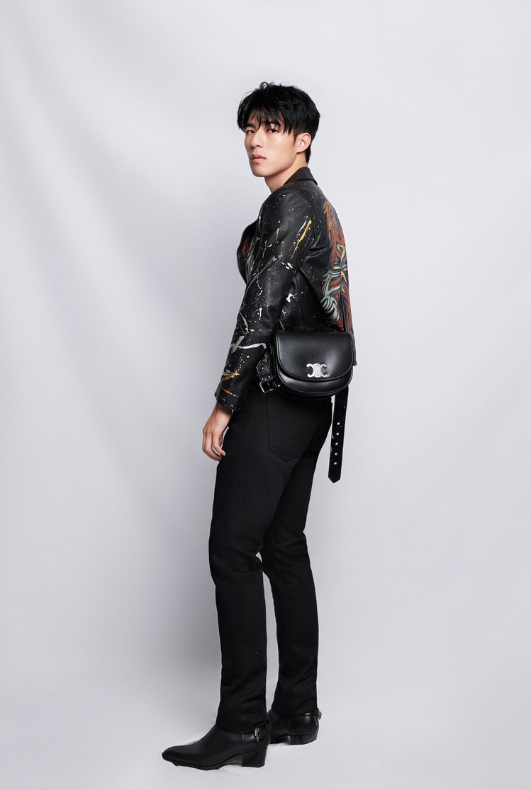 穿上Celine 2023秋冬男裝的陳昊森，搭配上包款與黑色機車夾克，頗有街頭的狂傲姿態。圖／Celine提供