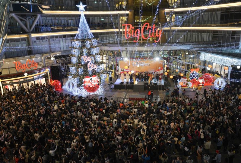 新竹Big City遠東巨城購物中心迎接耶誕佳節，今晚舉行耶誕樹點燈儀式，15公尺高的耶誕樹亮相。圖／業者提供