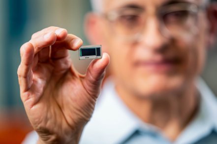 鑒於晶片發熱會限制電腦等裝置的效能，科學家正想辦法以一些令人意想不到的材料來解決散熱問題，例如合成鑽石、超純玻璃。美聯社