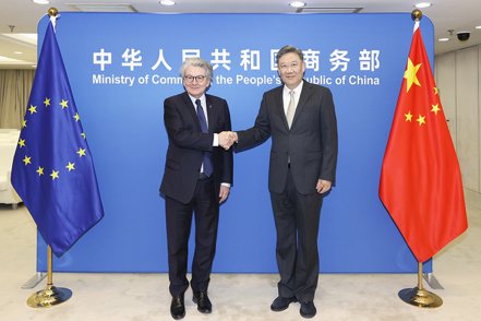 大陸商務部長王文濤10日在北京會見歐盟內部市場委員布雷頓。（取自大陸商務部網站）