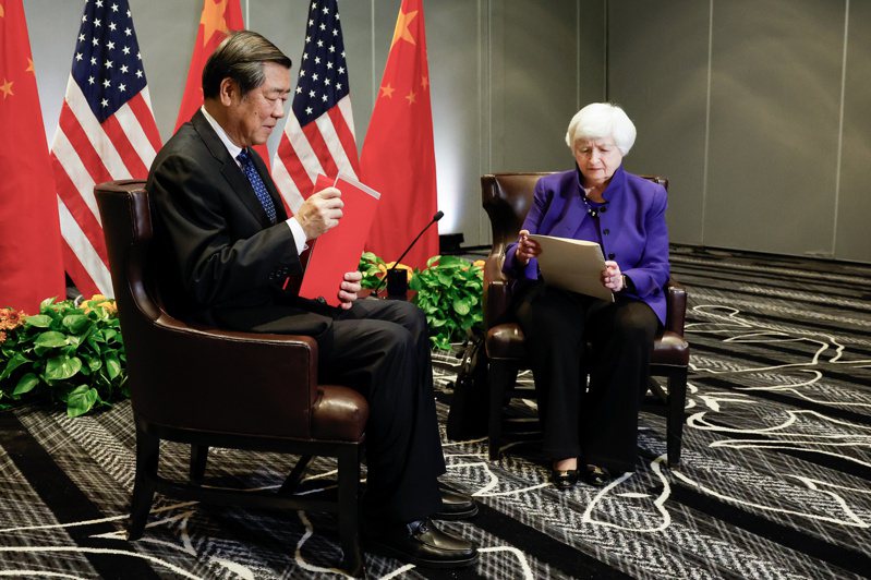 美國財長葉倫（右）和中國大陸國務院副總理何立峰十日結束為期兩天在舊金山的會談。她會後表明，會談替「拜習會」進一步打下基礎。（歐新社）