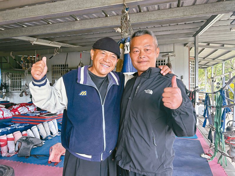 台東退警張慶選（左）在關山成立散打訓練站，助理教練趙從秦（右）是他的得力助手之一。記者徐白櫻／攝影