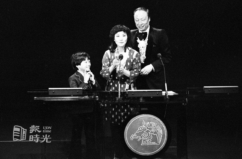 電影金馬獎頒獎典禮，由張小燕(中)頒發「最佳童星獎」與小童星歐弟(左)，右為蔣光超。聯合報系資料照（1979/11/02 龍啟文攝影）