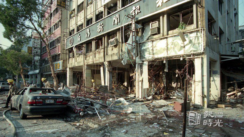 台北市新生南路一段「新新貿易大樓」一樓可磨坊麵包店發生爆炸案，造成整棟大樓結構嚴重受損。聯合報系資料照（1994/11/06 吳景騰攝影）