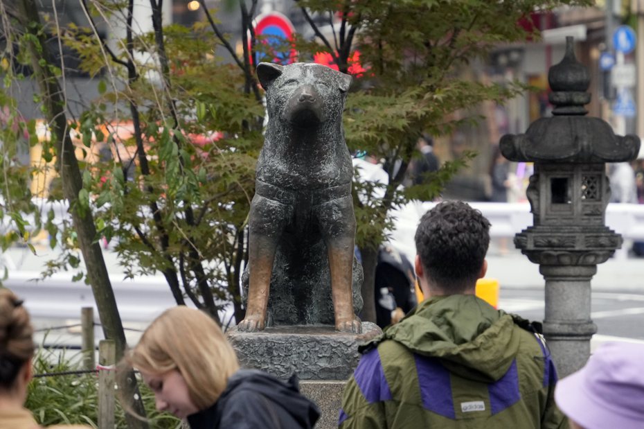 忠犬八公在澀谷車站外的銅像，如今不但是人們相約會面的標的，也是外國遊客常造訪觀光景點。 歐洲新聞圖片社