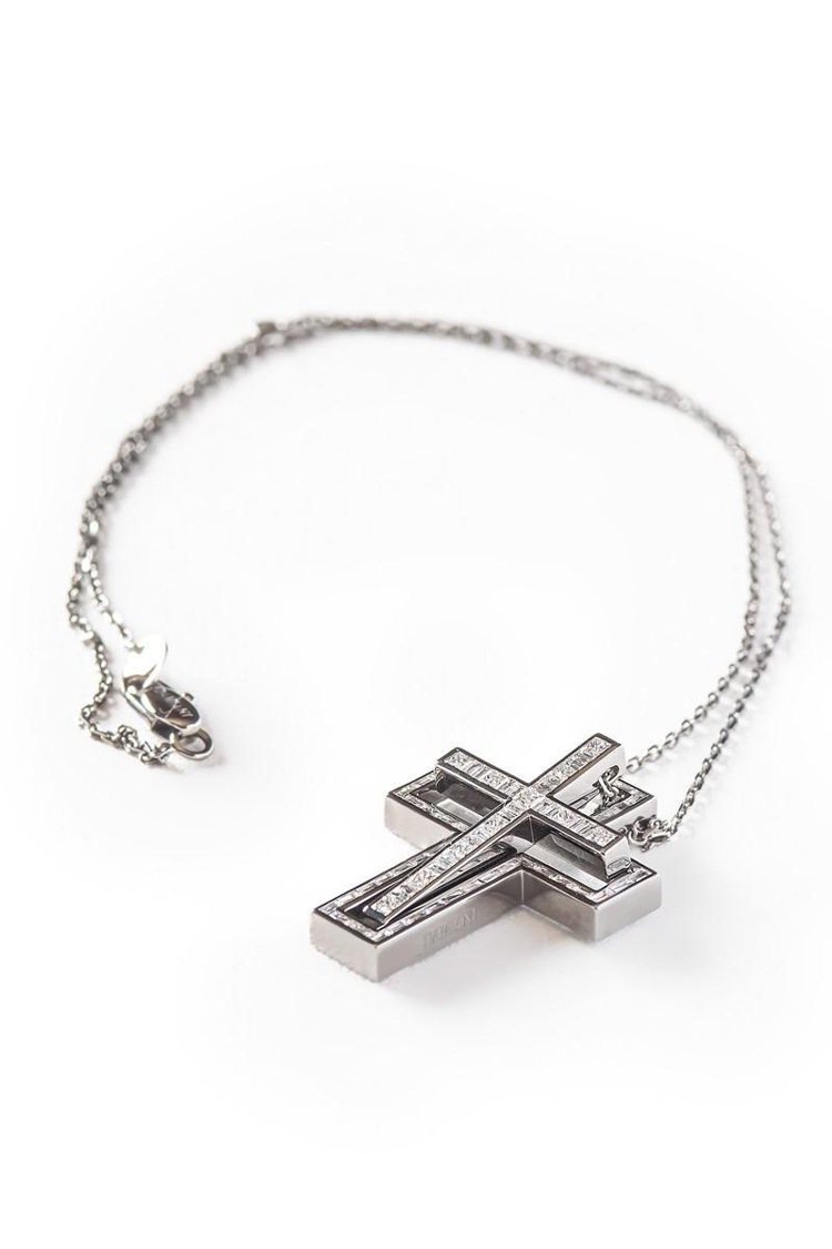 李聖經配戴DAMIANI Belle Époque美好年代十字架項鍊，約63萬2,000元。圖／戴美安妮提供