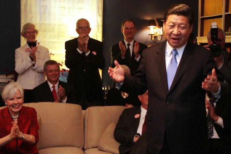 中国国家主席习近平在爱荷华州的「老朋友」获邀参加2023年APEC场边招待会和晚宴。2012年，习近平担任国家副主席时曾旧地重游，并前往兰德（左）家作客。取自X(photo:UDN)
