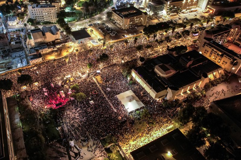 當地時間11日晚間，成千上萬抗議者聚集特拉維夫軍方總部外表達反戰訴求，呼籲國防軍停火並要求釋放人質，這是以巴衝突爆發至今，以色列最大規模的示威潮。路透