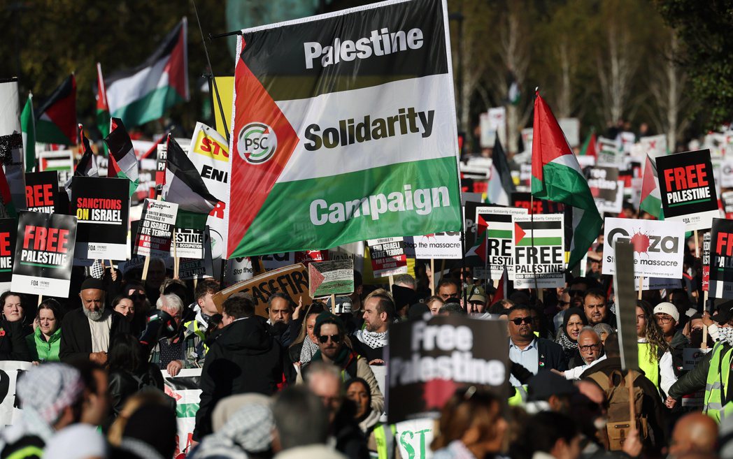 超過30萬名挺巴勒斯坦者11日遊行倫敦街頭要求以色列停火，期間極右翼團體企圖突襲...
