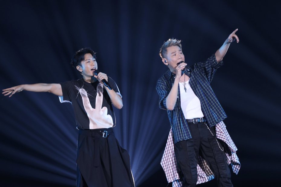 韋禮安(左)跟偶像陶喆合唱限定組曲「因為愛」、「愛很簡單」。記者王聰賢／攝影