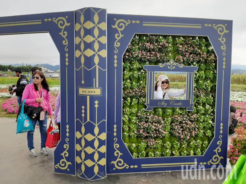 新社花海及台中國際花毯節昨天開幕，有民眾看到創意裝置「人文之徑」，拍照起來好像拍遺照。記者游振昇／攝影