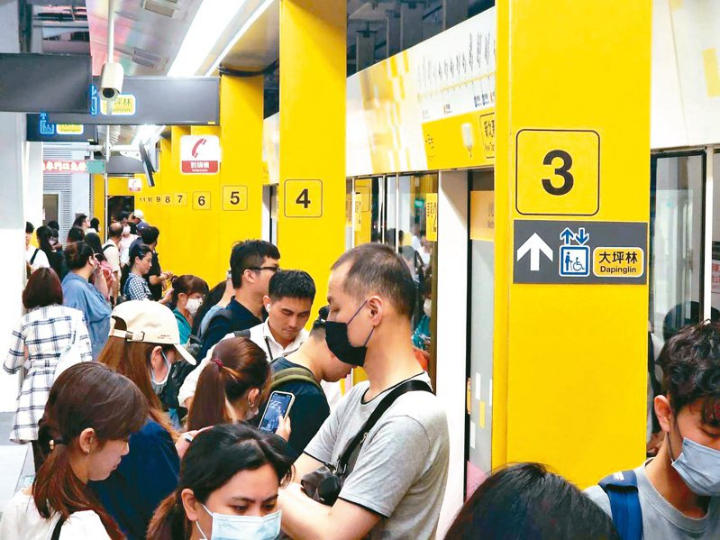 景安站是中和新蘆線轉乘站，有乘客批評列車太難等，班距過長。本報資料照片