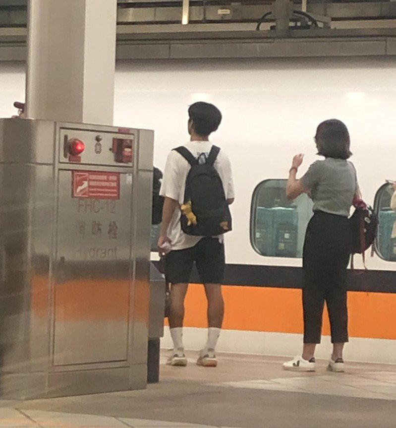 一名網友分享高鐵月台上，一位路人的穿著恰好與高鐵融為一體。圖／翻攝自Facebook