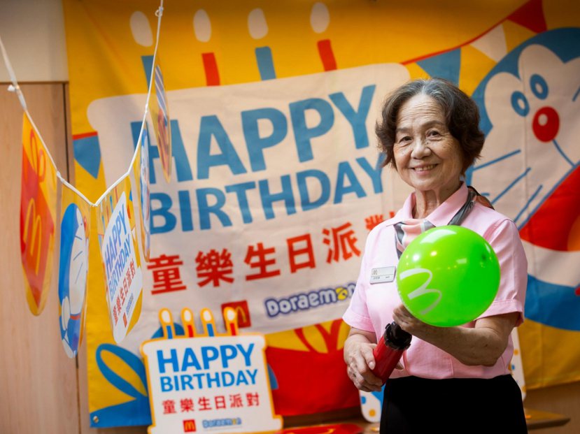 桂圓奶奶在麥當勞辦過上千場生日派對，還學會做氣球造型、說故事、帶動唱等。 圖／吳...
