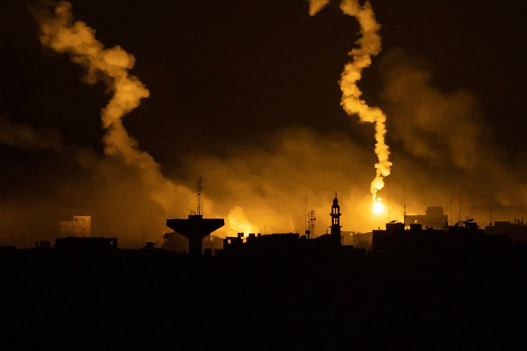 11月13日凌晨，以色列軍向加薩邊境投放照明彈。 圖／法新社