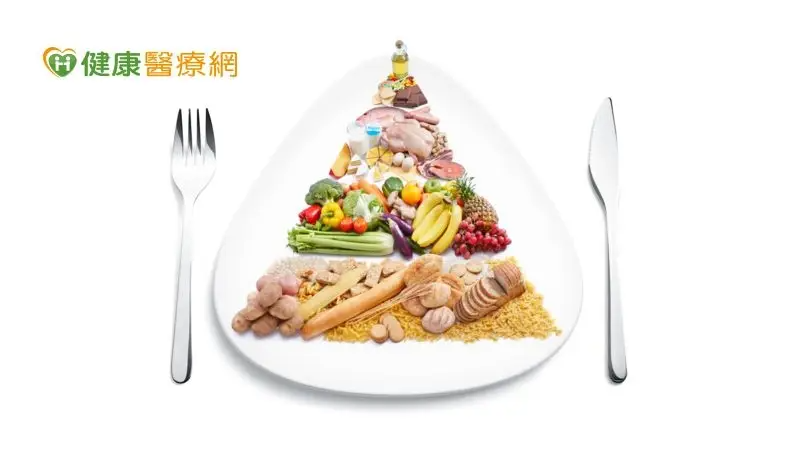 民眾在飲食上應均衡，日常飲食可以依照「飲食金字塔」的建議執行。 圖／健康醫療網