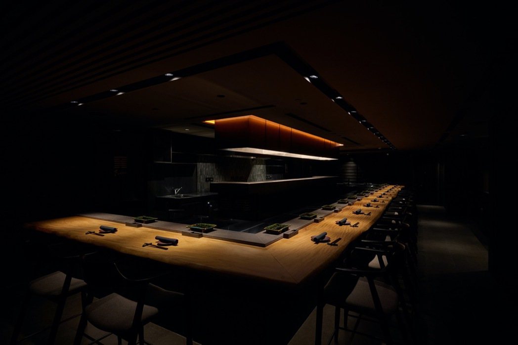 「fumée」空間延續本店設計，以圍繞烤台的18人大吧台為主要用餐區域。 圖／M...
