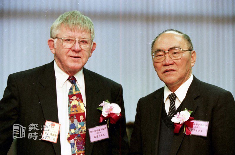 中華民國第六屆醫療奉獻獎的得主到立法院。圖為顱顏基金會創辦人羅慧夫（左）、曾文賓（右）。聯合報系資料照（1996/01/07   陳牆攝影）