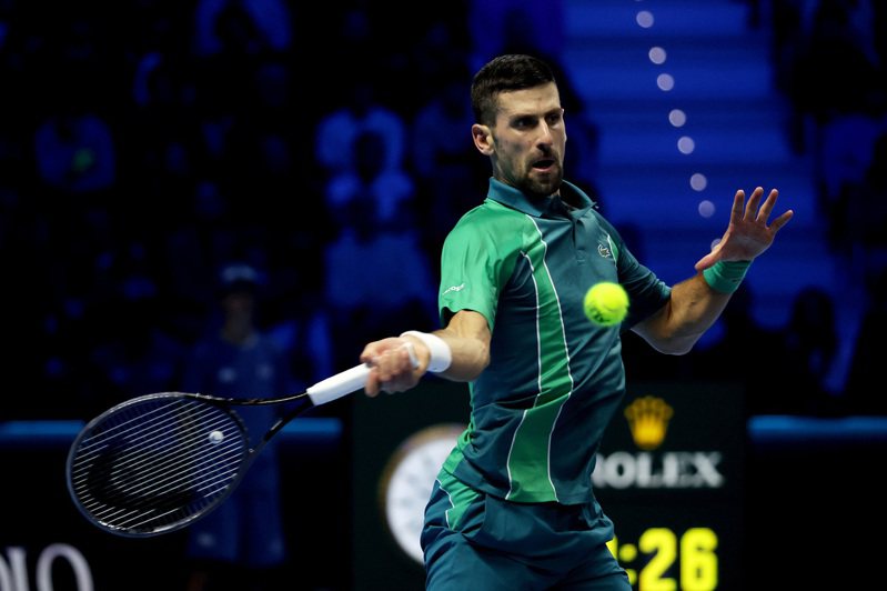 塞爾維亞世界球王約克維奇（Novak Djokovic，圖）今天在ATP年終賽首戰鏖戰3盤擊敗丹麥新星魯內（Holger Rune）。 新華通訊社