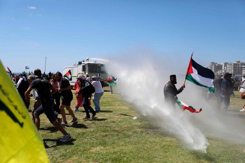 2023 年11 月12 日，南非警察局(SAPS) 向開普敦的親巴勒斯坦支持者噴水。法新社