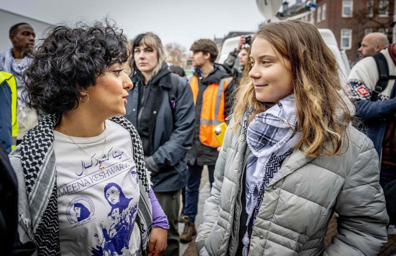 瑞典環保少女童貝里今天與數萬人一同參加在荷蘭阿姆斯特丹舉行的「歷來最大」氣候遊行，在荷蘭全國大選將於10天後登場之際，盼能把氣候危機議題推上政治議程。圖為11月12日，瑞典氣候活動家童貝里（右）參加在阿姆斯特丹舉行的氣候與正義遊行。法新社