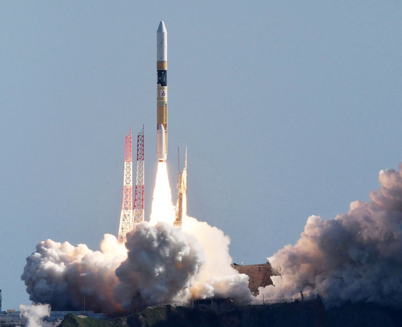 日媒引述消息人士說法報導，日本H2A運載火箭48號機將搭載可監控北韓發射場的情蒐衛星，預計於2024年1月11日在鹿兒島縣的種子島太空中心升空。圖為9月7日，一枚H2A火箭從日本西南部鹿兒島縣種子島太空中心升空。歐新社資料照