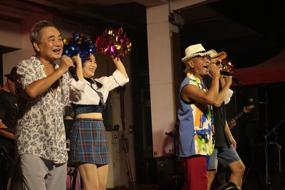 陳昇(左)回到故鄉彰化溪州舉辦「望鄉新歌演唱會」。圖／新樂園製作提供