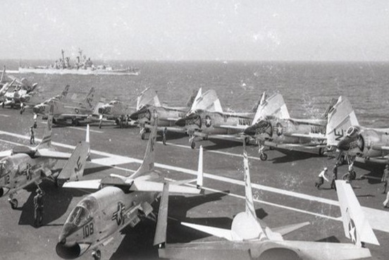 1958年美駐台第七艦隊在台灣海峽演習，中途島號航空母艦是艦隊之一。圖／聯合報系資料照片