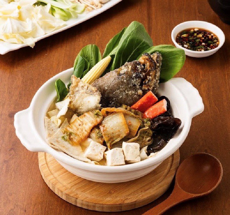 Fami煮煮11月27日將再推出「砂鍋魚頭」新品，11月27日至12月3日期間購買可享早鳥優惠199元。圖／全家便利商店提供