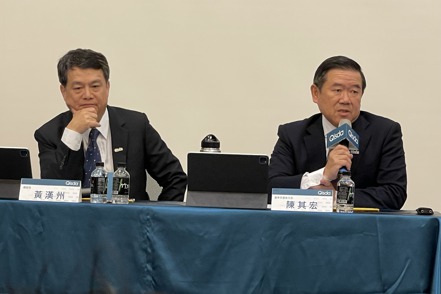 左至右為佳世達總經理黃漢州、董事長陳其宏。 記者吳凱中／攝影