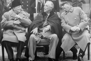 英國故首相邱吉爾對許多領袖的評價和事件的觀點，如今來看可能有些匪夷所思。圖為當時英國首相邱吉爾（由左至右）、美國總統小羅斯福、蘇聯領導人史達林1945年2月12日在克里米亞半島上的雅爾達會晤，後簽署密約出賣中華民國權益。美聯社