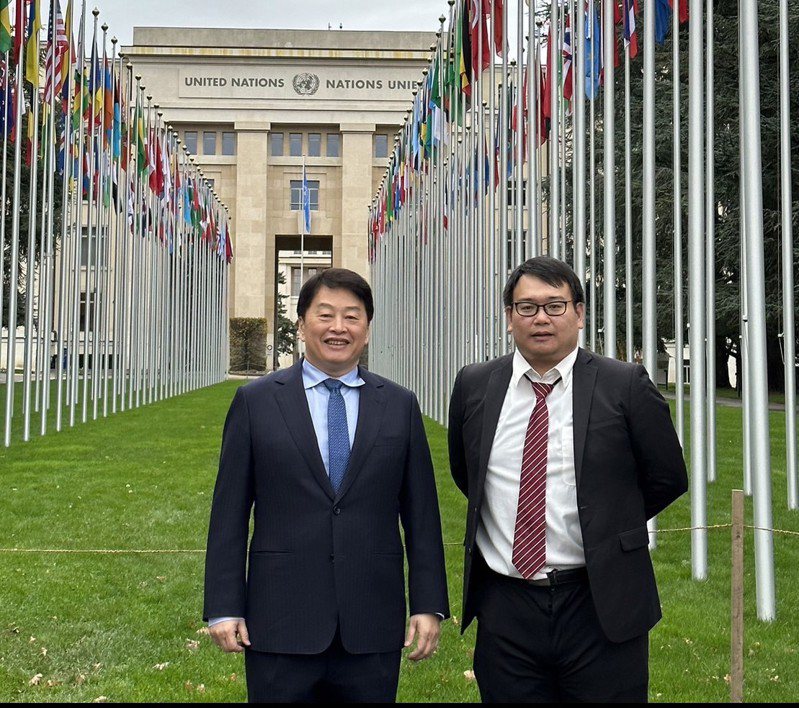 資策會執行長暨AFACT中華民國代表卓政宏（左）受邀出席於瑞士日內瓦聯合國歐洲總部舉辦的聯合國貿易便捷化與電子商務中心（UN/CEFACT）第29屆大會。資策會／提供
