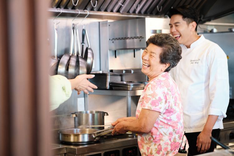 「Sinasera 24」主廚楊柏偉（右）與阿嬤攜手下廚。圖／「暖廚家味」計畫提供