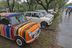 2023 26th TAIWAN mini DAY活動11月11日在下雨天舉行，五顏六色的車子讓車迷按手機的手停不下來。記者陳正興／攝影