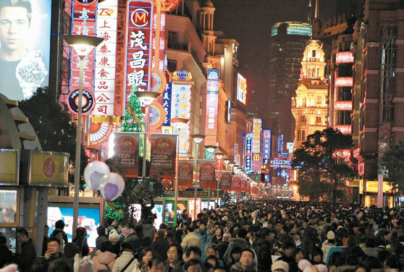中國宏觀經濟論壇今天發布中國宏觀經濟分析與預測報告（2023-2024），預測今年全年國內生產毛額（GDP）成長率5.3%，近兩年平均成長率約為4.1%；建議明年GDP成長率目標設5%。圖為元旦凌晨上海南京路步行街的熱鬧景象。中新社
