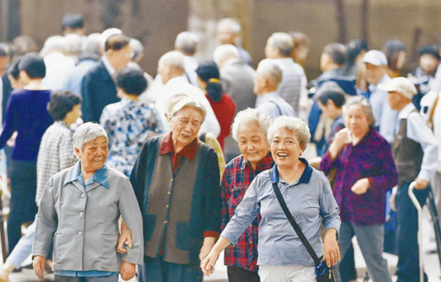 大陸近年積極推動銀齡族再就業，圖為南京街頭休閒的老人。 中新社