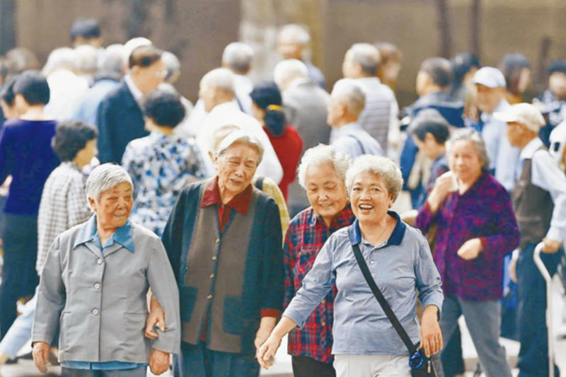 大陸近年積極推動銀齡族再就業，圖為南京街頭休閒的老人。中新社