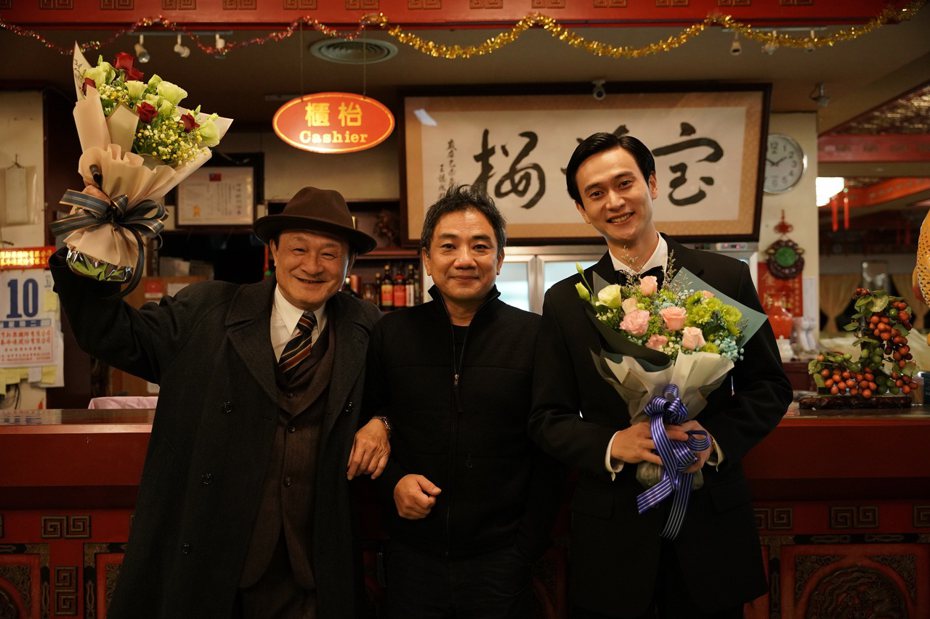 《老狐狸》導演蕭雅全（中）與主演劉冠廷（右）、陳慕義。圖/華映娛樂