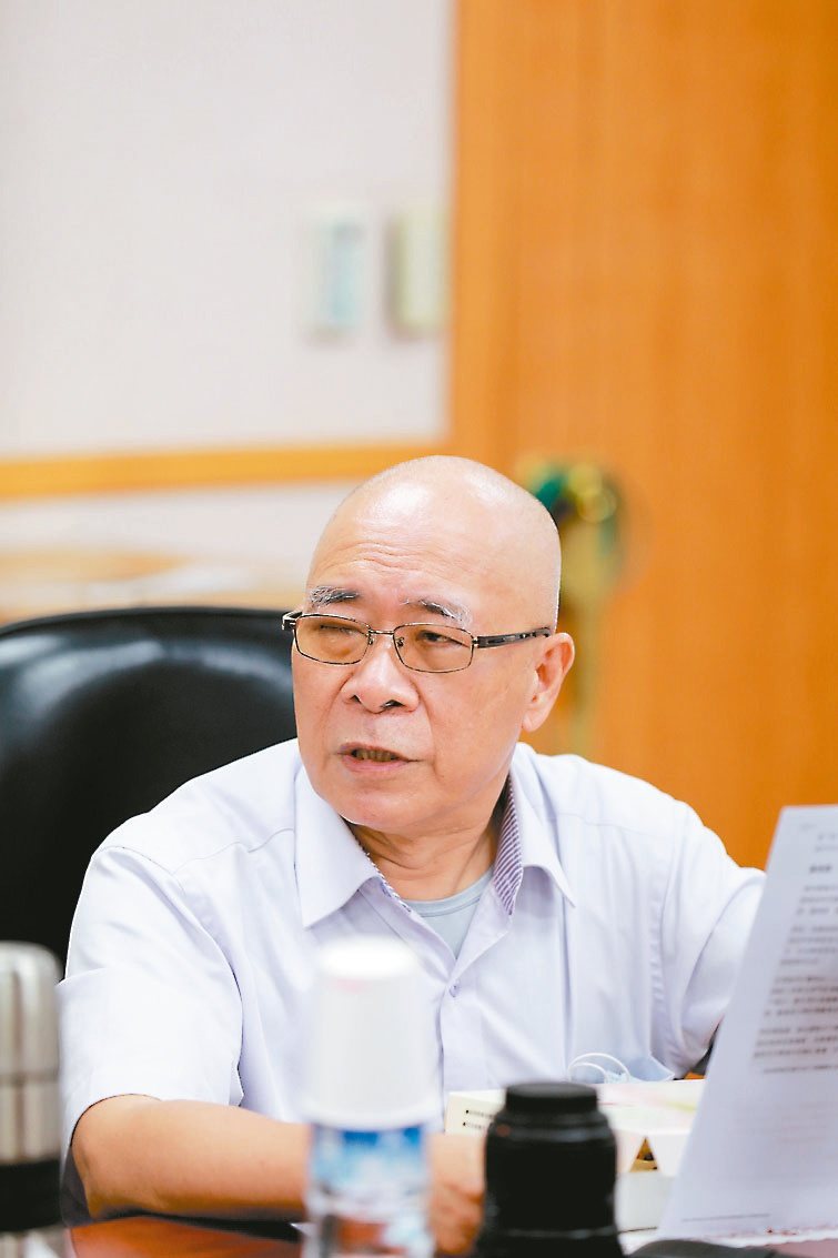 台北市醫師公會理事長洪德仁表示，疫後民眾就診量增加，各醫療院所的服務量能暴增，盼能編列特別預算，重啟補助津貼。圖／本報系資料照