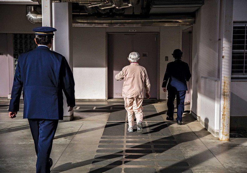 在英國，有近1／3的罪犯無法入監服刑；而日本，老年族群則擠破頭想入監，這是出了什麼問題？圖片來源／彭博