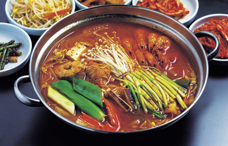 一名女網友分享，自己其實蠻愛吃韓式料理，不過最近卻發現，身邊的男性似乎都不怎麼喜歡，引起熱議。示意圖／Ingimage