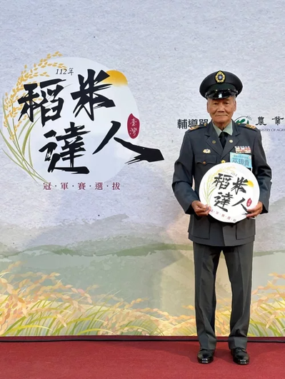 士官長退伍的巫璋貴種植的稻米連年在美濃與全國地區獲獎。 圖／蔡世偉攝影