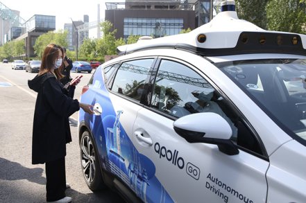 這幾年，百度積極研發無人車，旗下的蘿蔔快跑，在取得無人車後，也積極在重慶、武漢、深圳等城市申請無人車自動駕駛試點。 中新社