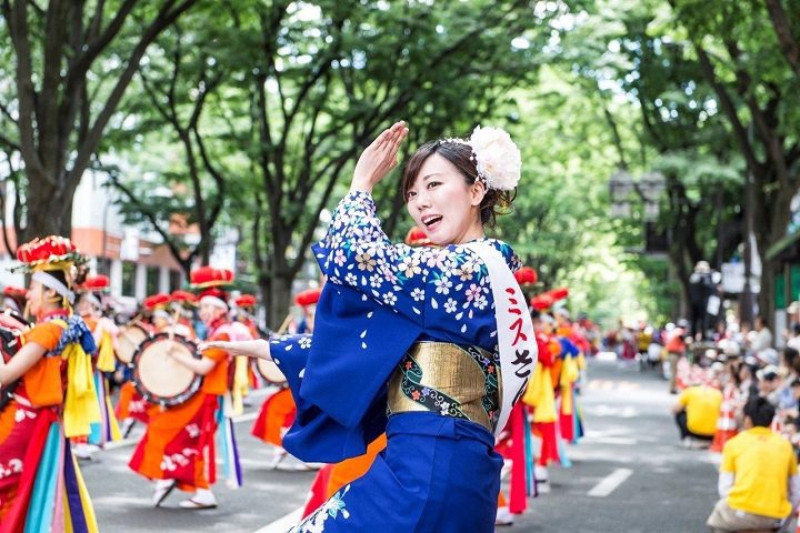 盛岡三颯舞祭以浴衣著裝的舞者和登上金氏世界紀錄的世界第一太鼓遊行著稱，是赫赫有名的日本東北三大祭之一。　圖：岩手縣觀光協會／提供
