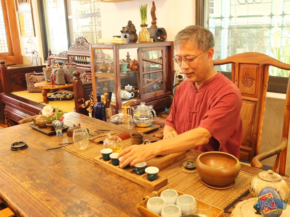 ▲館長邱展裕先生幾年前因緣際會與茶藝文化結緣，愛上喝茶也學習起茶道。